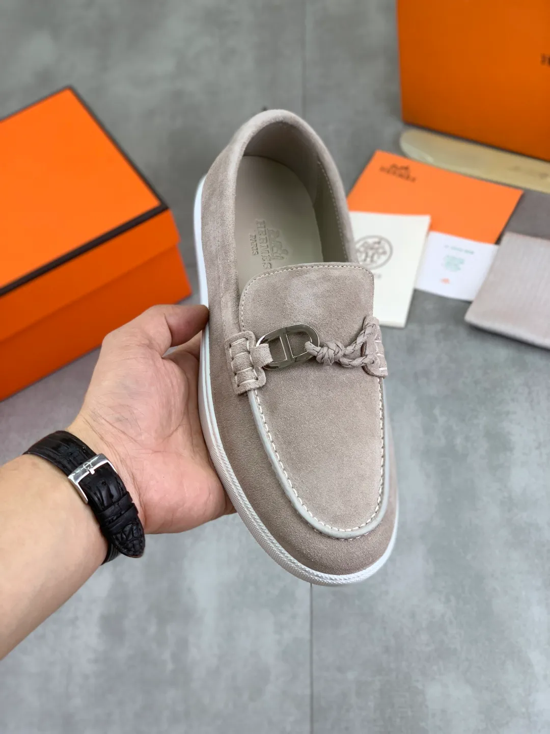 Factory price P600, new model, top version, original order, Hermes men's Drift Sneaker, new summer casual sports shoes, original purchase, development, production, H family men's classic series, technical breathable fabrics with cowhide, casual sports shoes, casual sports dad shoes, combined with high-tech breathable materials and cowhide, H family exclusive button decoration on the side. The outsole is full of H italic design and bright colors to show vitality and continue the brand design inspiration. Stroll around the city lightly and feel free and comfortable. Delivered in exquisite packaging🛍📦 ▪️Fabric: original customized breathable material + first layer of frosted cowhide ▪️Inner: cowhide feet ▪️Outsole: molded and evacuated PU+TPU material ▪️Size: 35-45 Multiple colors available Premium packaging